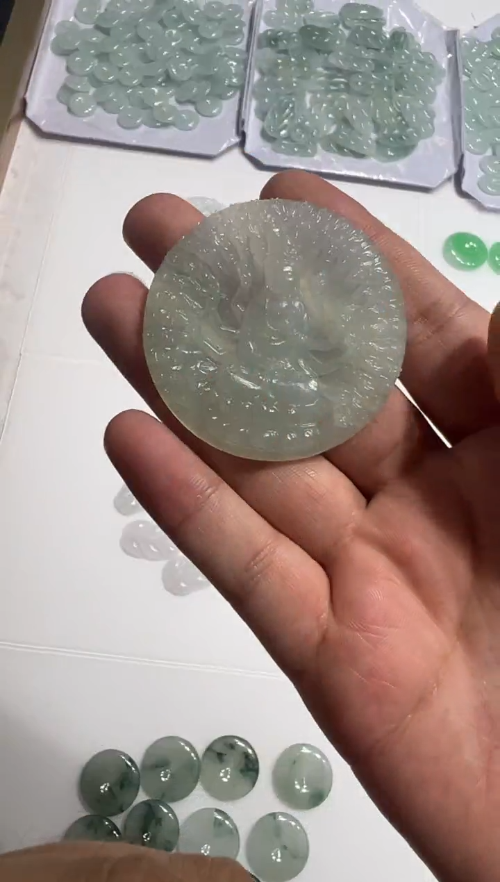未镶嵌定制翡翠千手观音