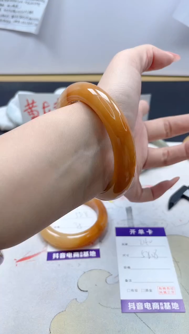 【闪购商品】石英质玉手镯未镶嵌240/58.8