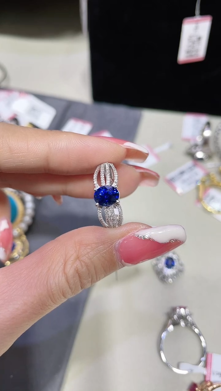 18K金镶嵌蓝宝石戒指