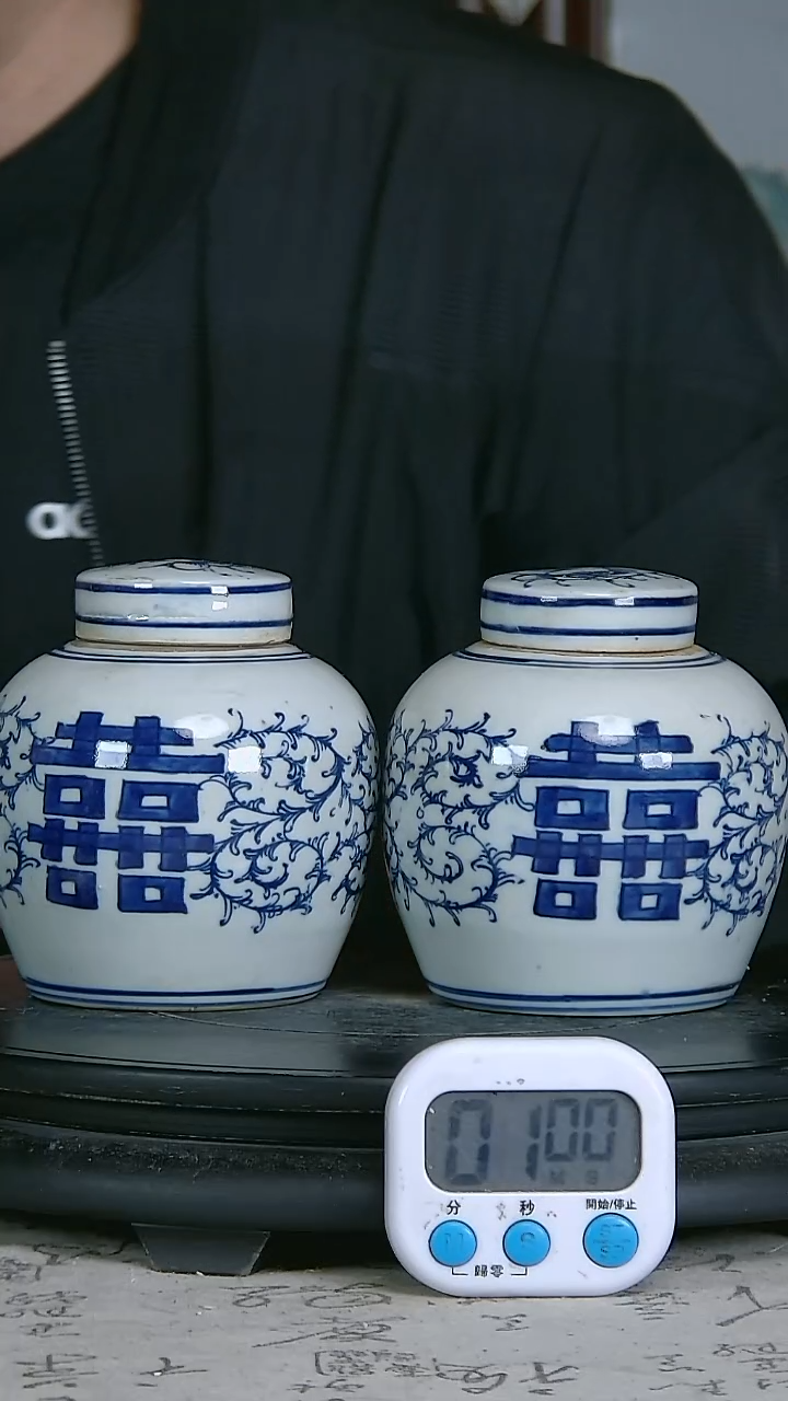 陶军*哩青花精绘花卉图罐一对