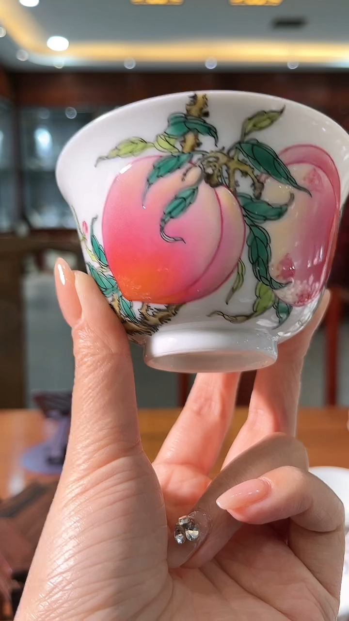 【闪购商品】官窑瓷画院327珐琅彩研究院桃子主人杯