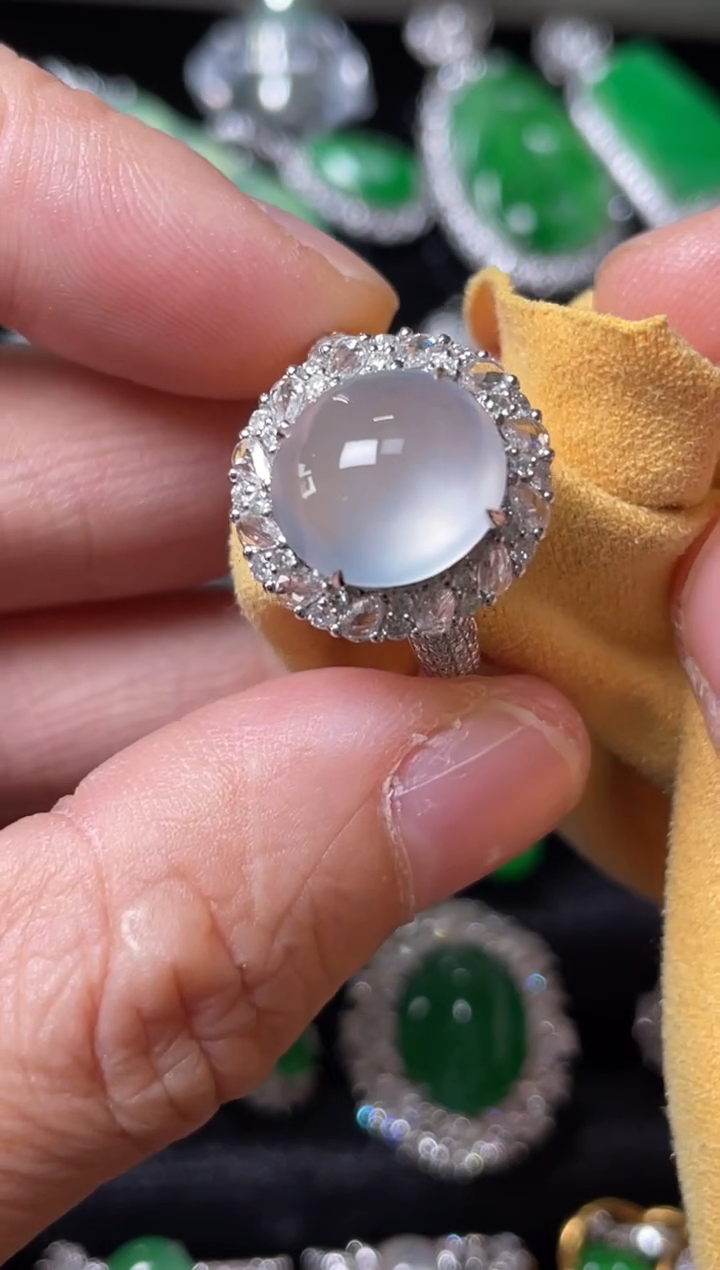 【闪购商品】翡翠戒指18K金镶嵌缅甸翡翠钻石镶嵌蛋面