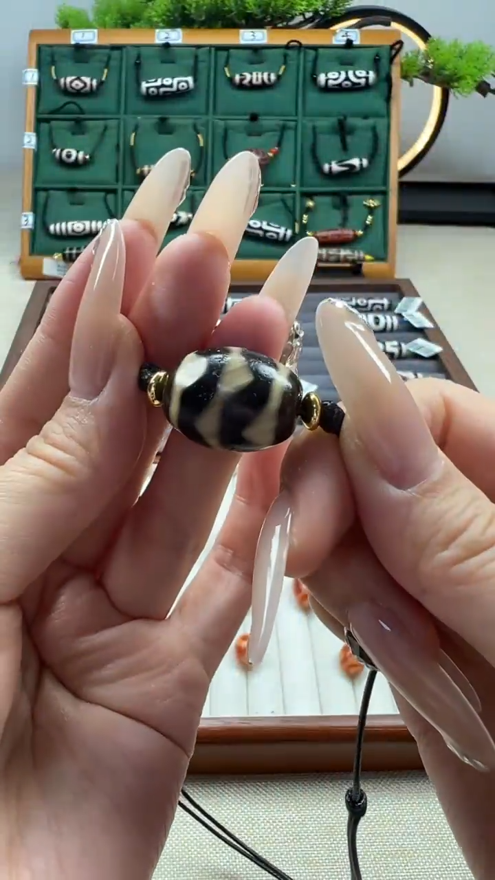 玛瑙/玉髓（覆膜）颈饰合金16微瑕随机发货