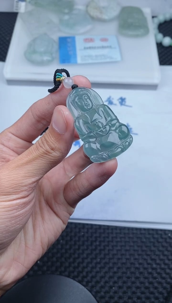 翡翠未镶嵌颈饰       71