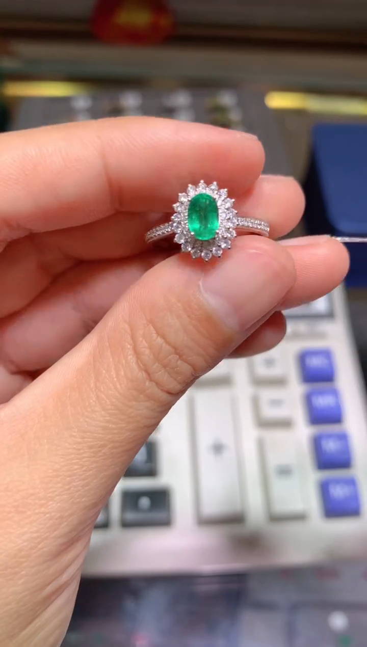 【闪购商品】祖母绿戒指18K金镶嵌0.5CT