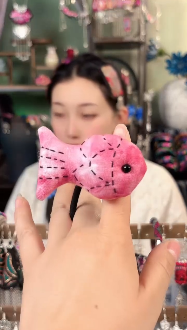 彩云南阁非遗老绣饰品570