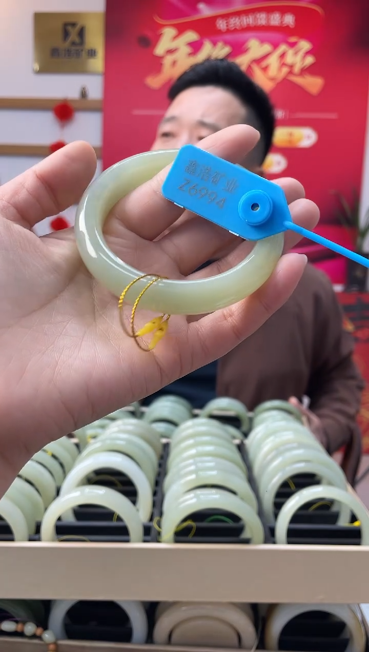 【闪购商品】和田玉手镯未镶嵌湖水Z6994圈口60