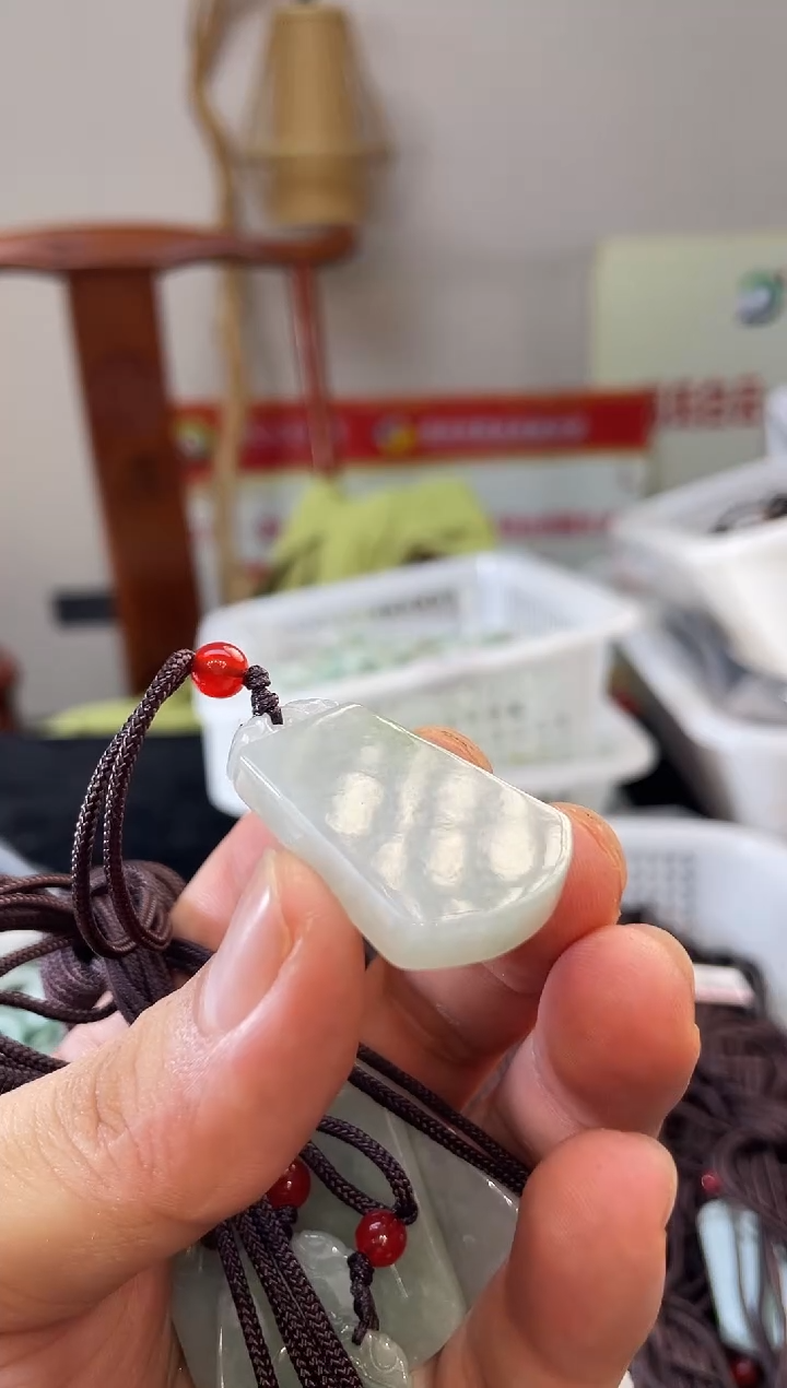 【闪购商品】翡翠颈饰未镶嵌无事牌
