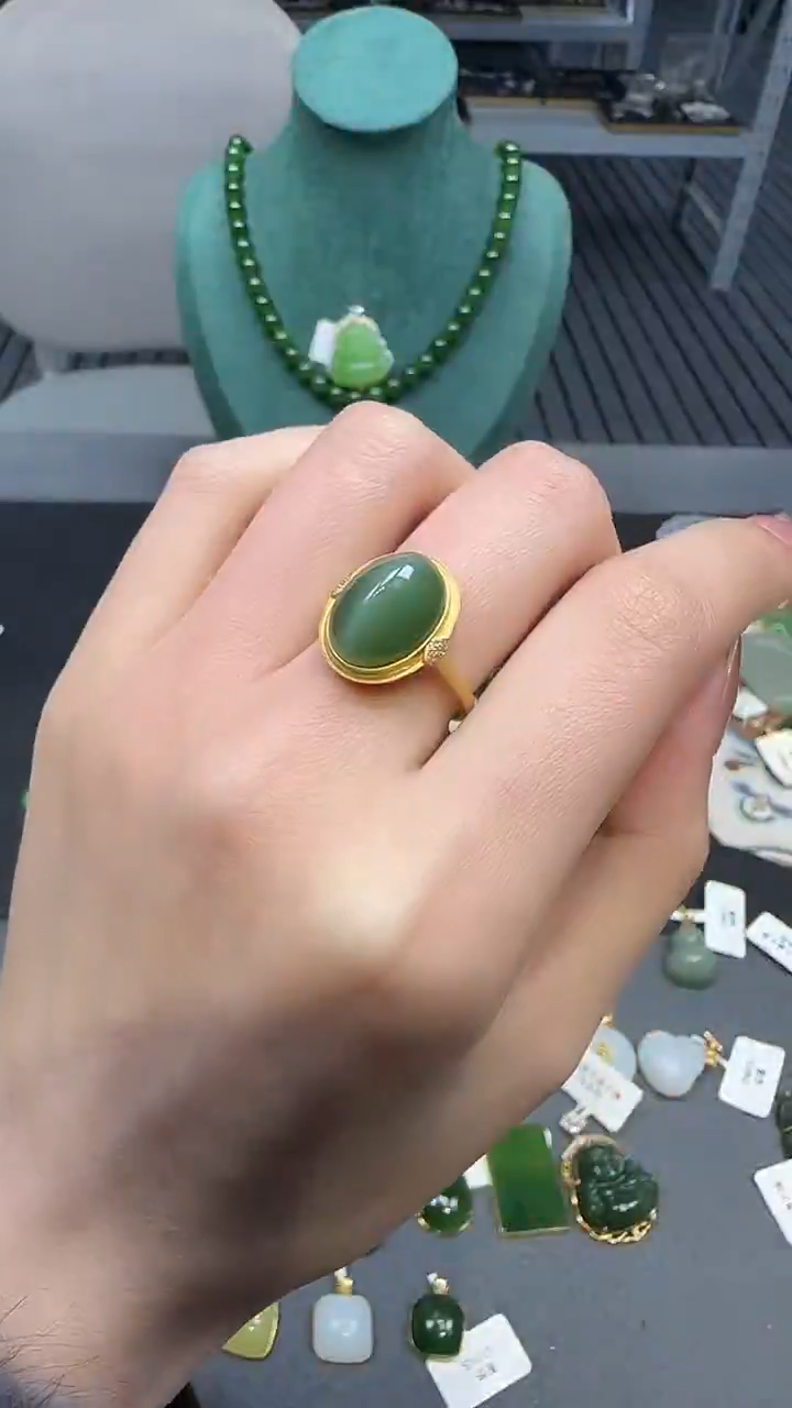 18K金镶嵌戒指和田玉1