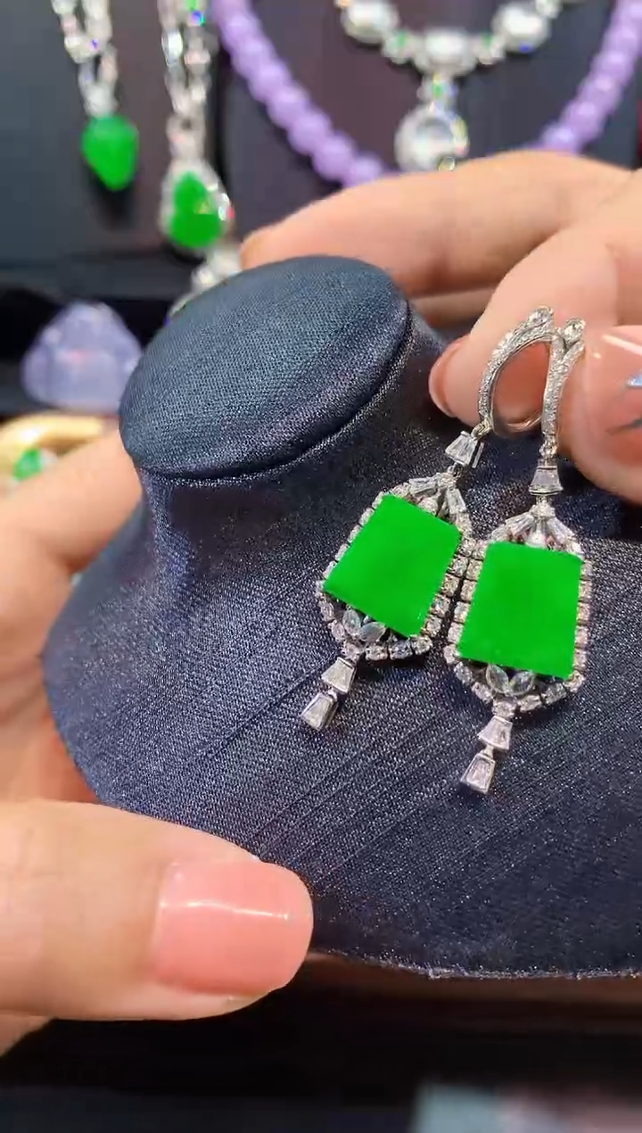 18K金镶嵌翡翠耳饰耳包