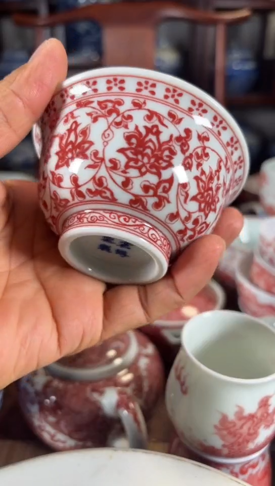 柴窑釉里红缠枝莲杯杯
