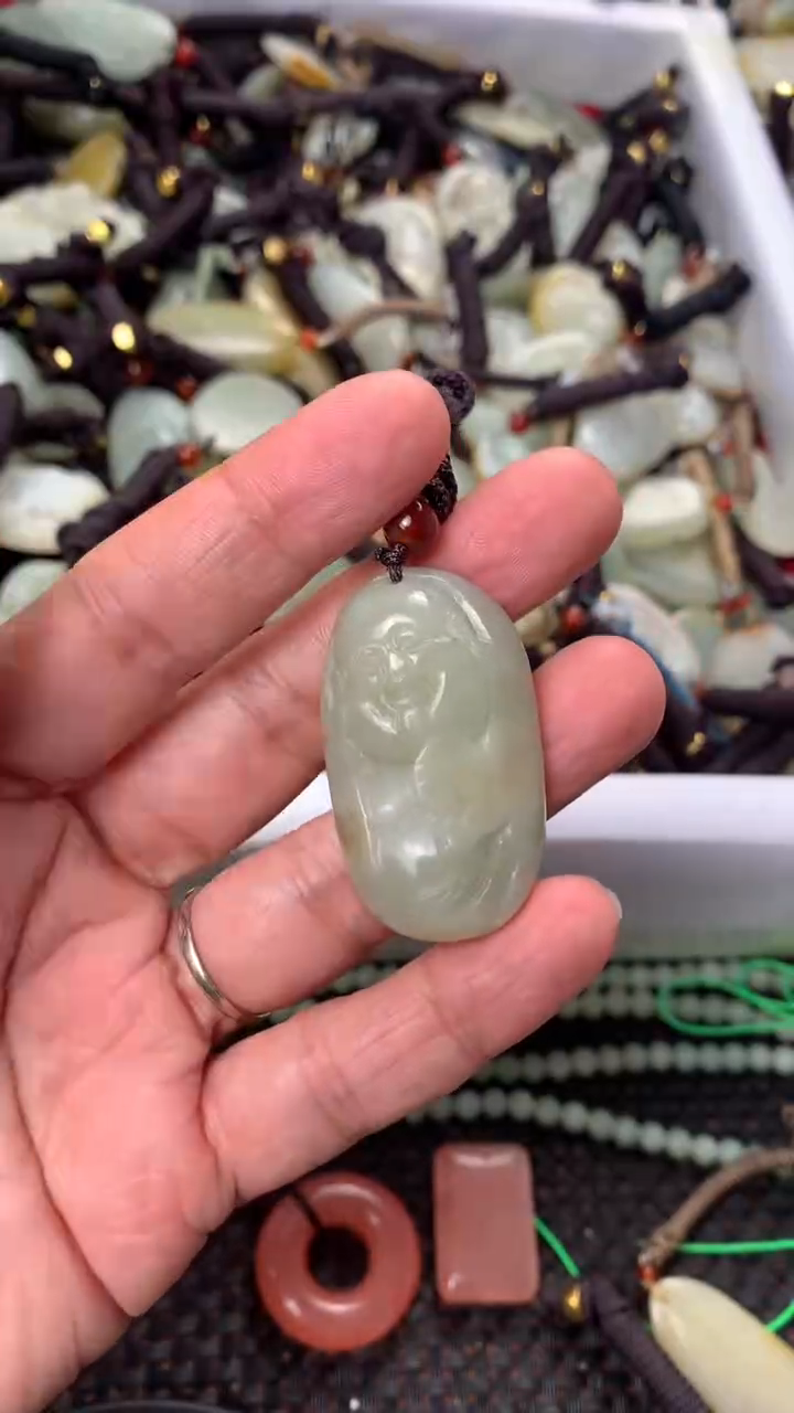 【闪购商品】和田玉颈饰未镶嵌多样性发货没有证书.拍一发一，有瑕