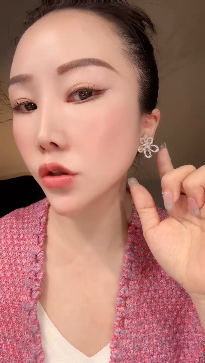 【闪购商品】钻石耳环18K金镶嵌大花耳扣