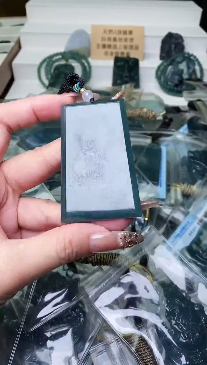 颈饰未镶嵌翡翠 