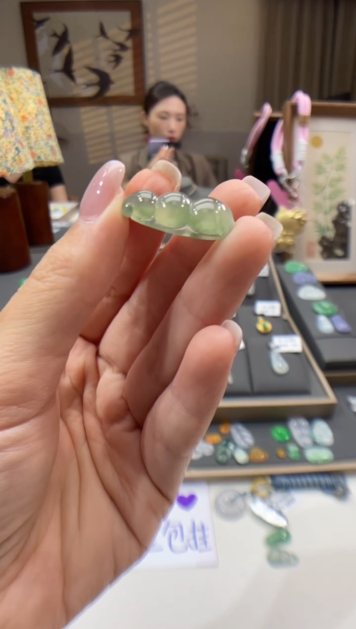 翡翠未镶嵌颈饰豆子