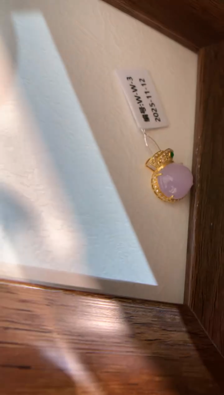 颈饰18K金镶嵌翡翠蛋面