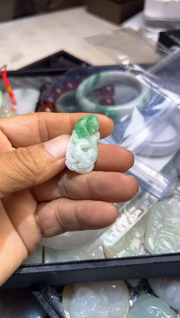 【闪购商品】翡翠吊坠(不含链)未镶嵌飘绿精品件