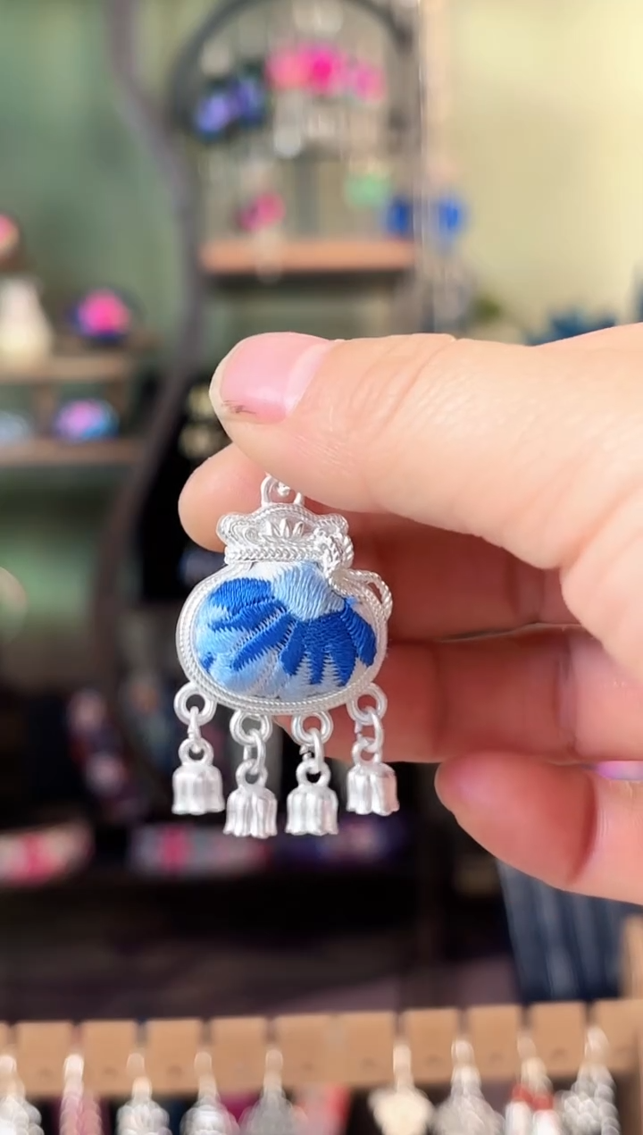 彩云南阁非遗老绣苗银饰品640