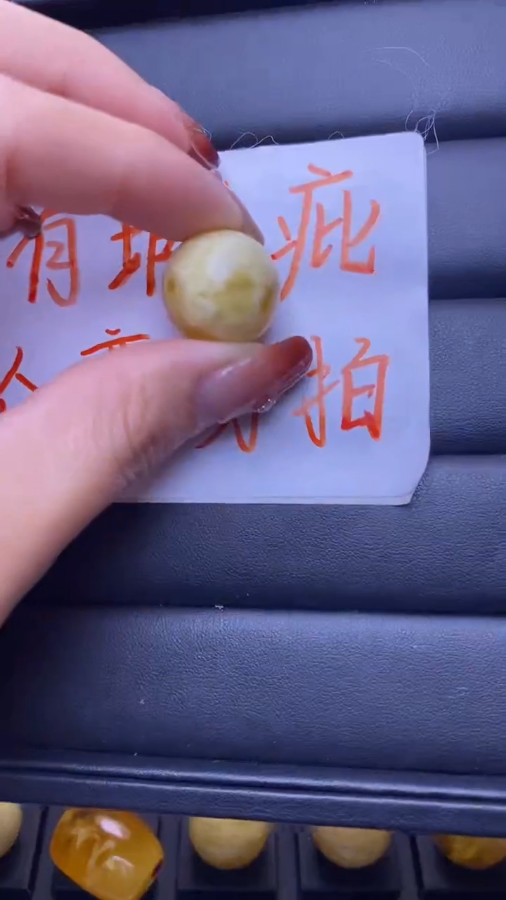 【闪购商品】琥珀裸石未镶嵌葵. 84