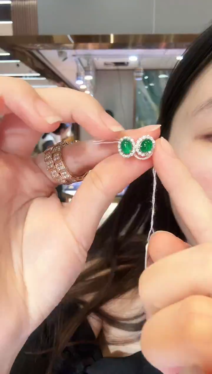 18K金镶嵌耳饰祖母绿1.30ct