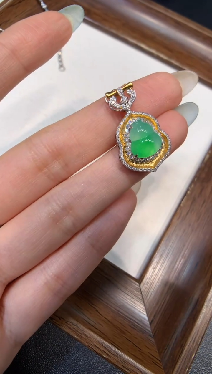 颈饰18K金镶嵌翡翠葫芦