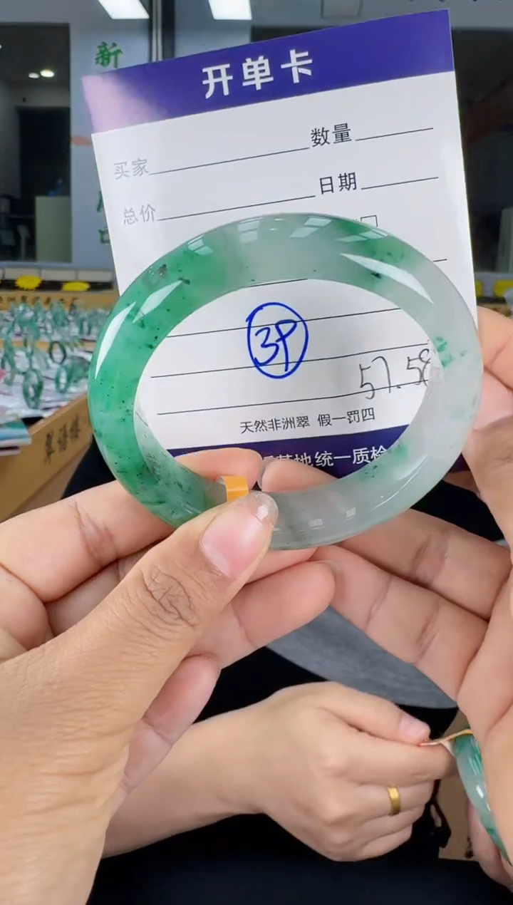 【闪购商品】石英质玉手镯未镶嵌39