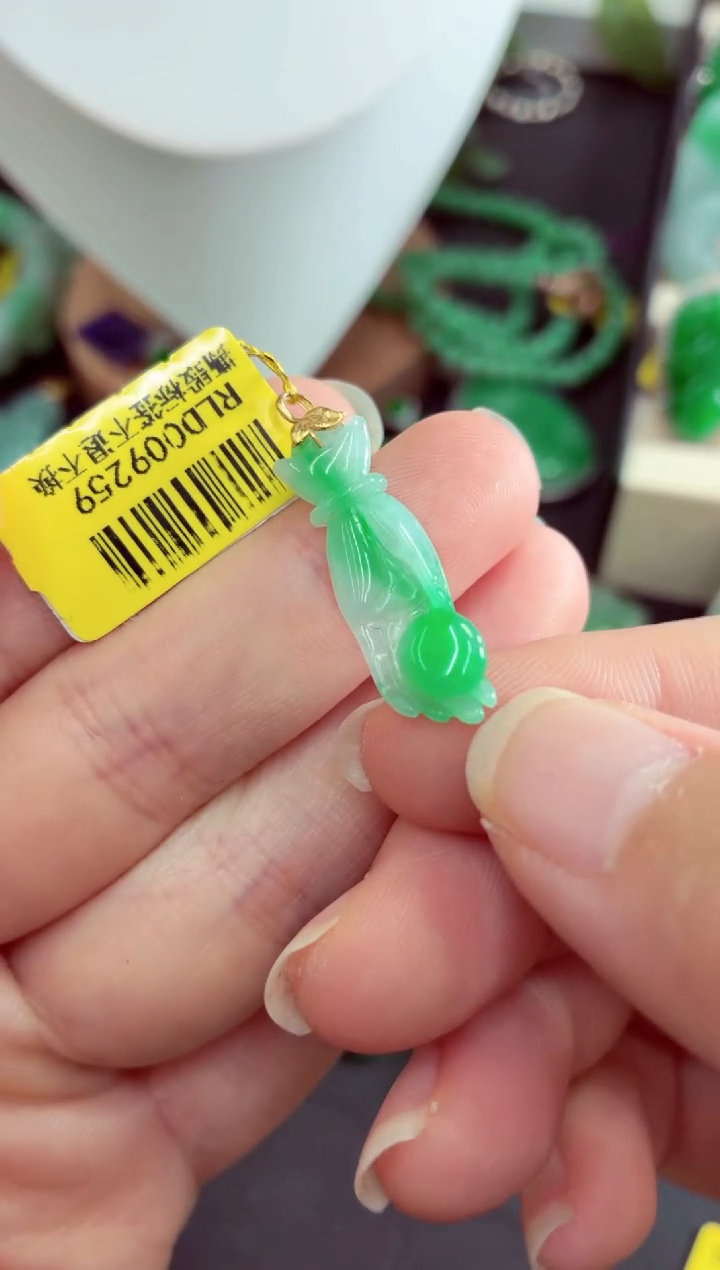 吊坠(不含链)18K金镶嵌翡翠挂件