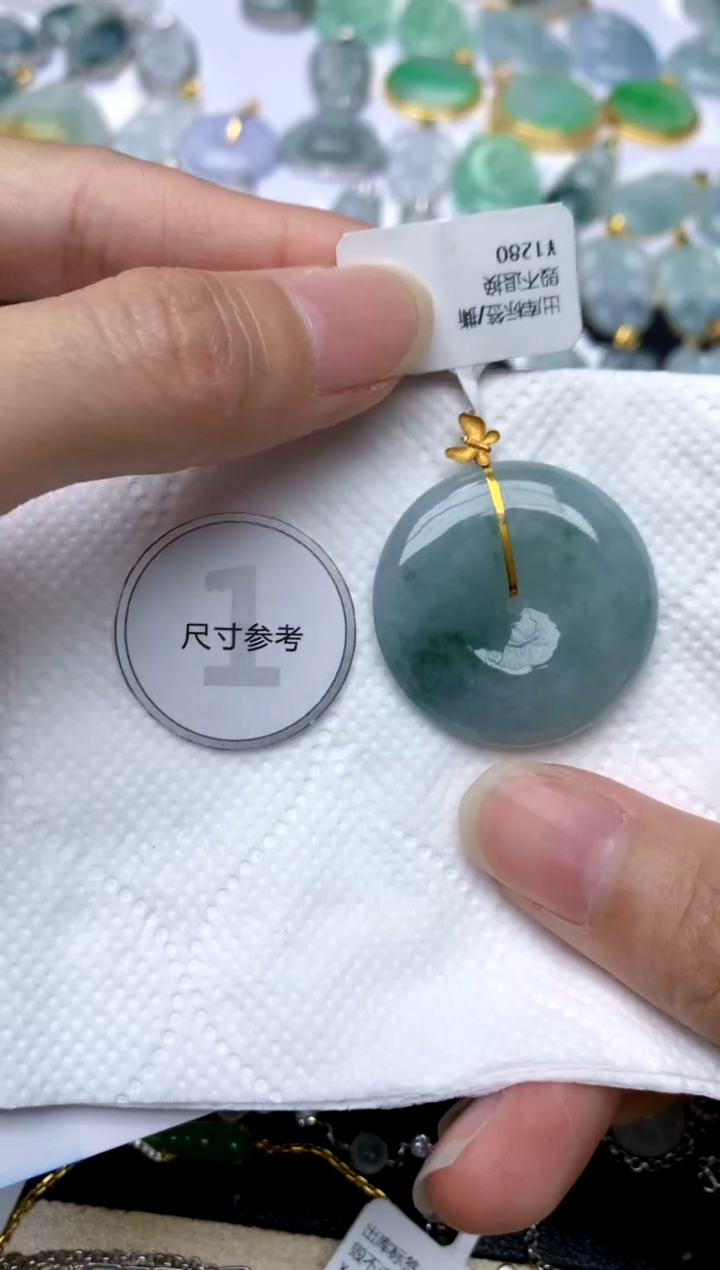 颈饰18K金镶嵌翡翠天然A货翡翠