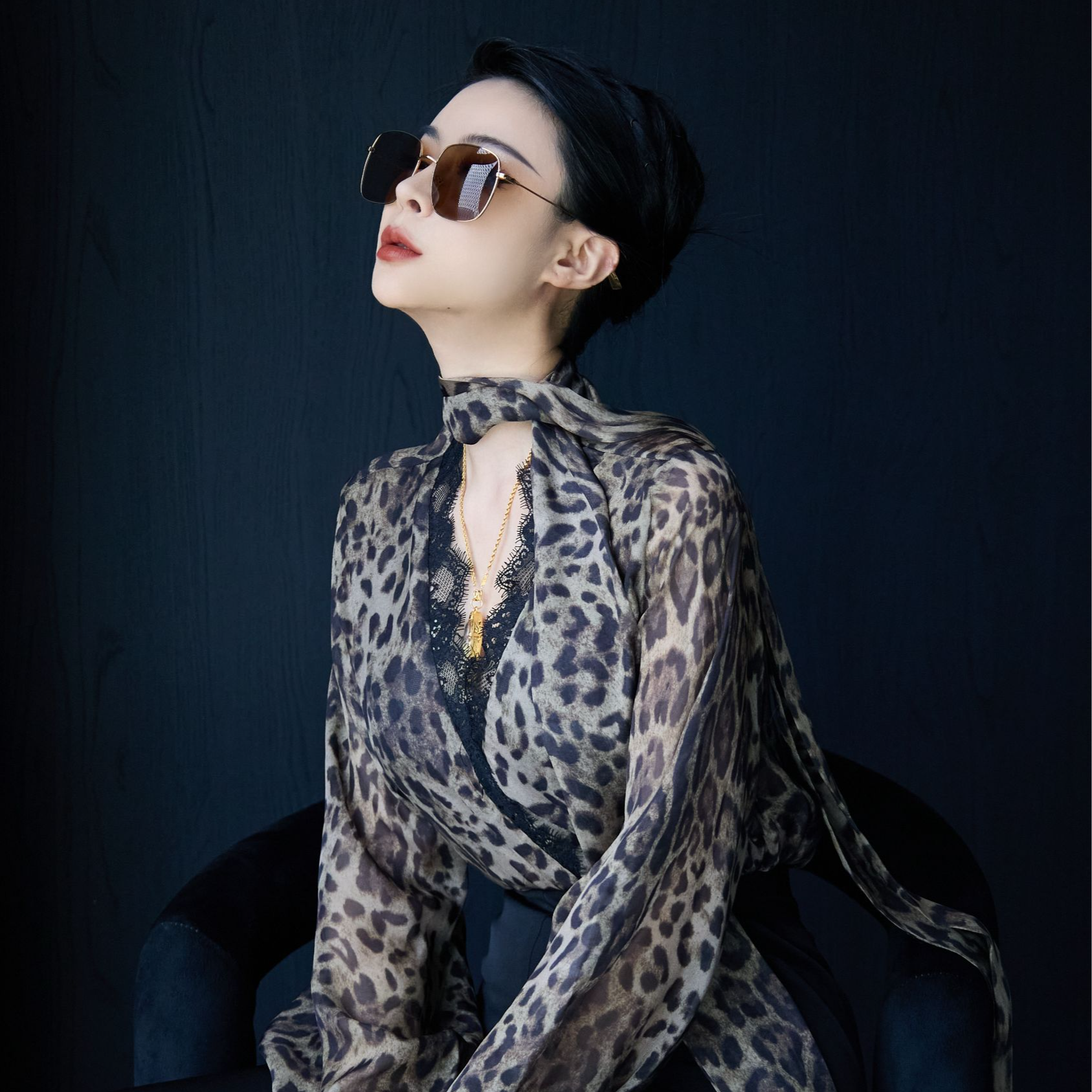 2025早秋新款 豹纹衬衫女设计感 胸口蕾丝拼接 绑带丝巾性感上衣