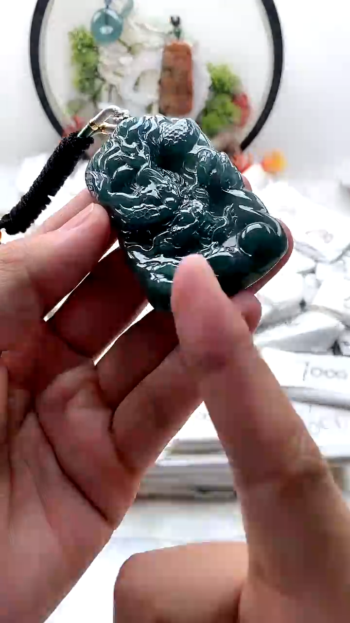 颈饰未镶嵌翡翠龙牌