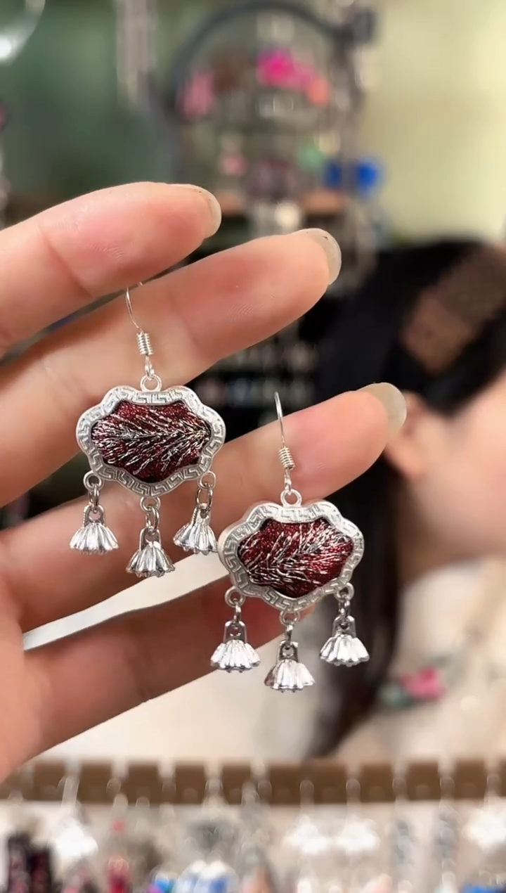 彩云南阁非遗老绣苗银饰品514