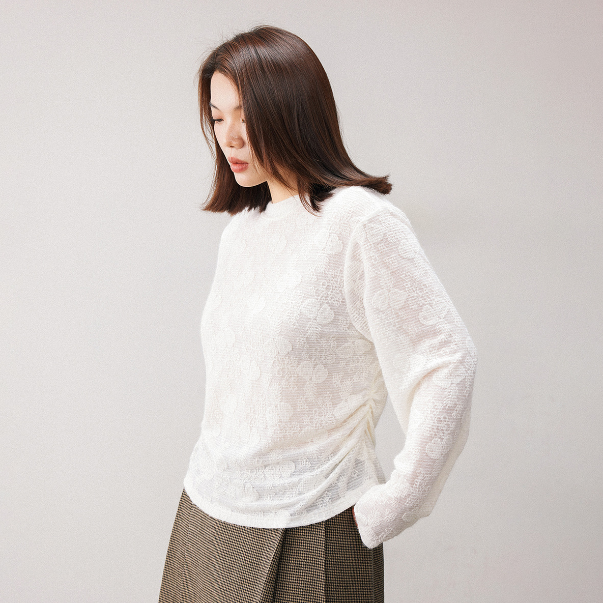 PLUSMALL黛纱漫步 蕾丝抽褶修圆领绒感提花打底上衣PLUS2511017