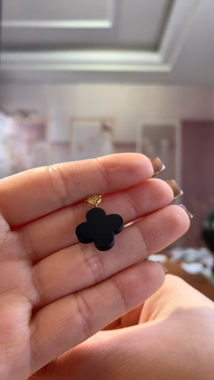 18K金镶嵌和田玉挂件墨玉金镶四叶草