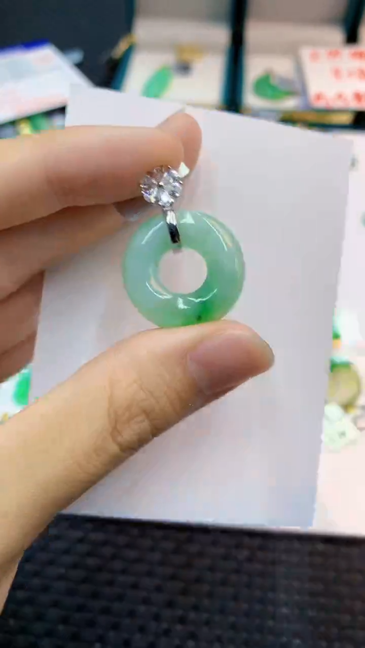 翡翠未镶嵌颈饰             1