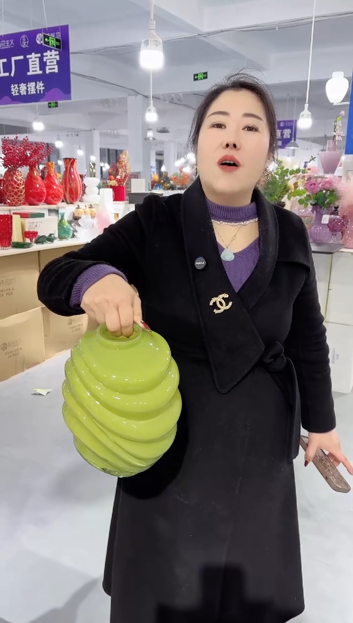 【闪购商品】玻璃唐总花瓶微瑕-ESZRC