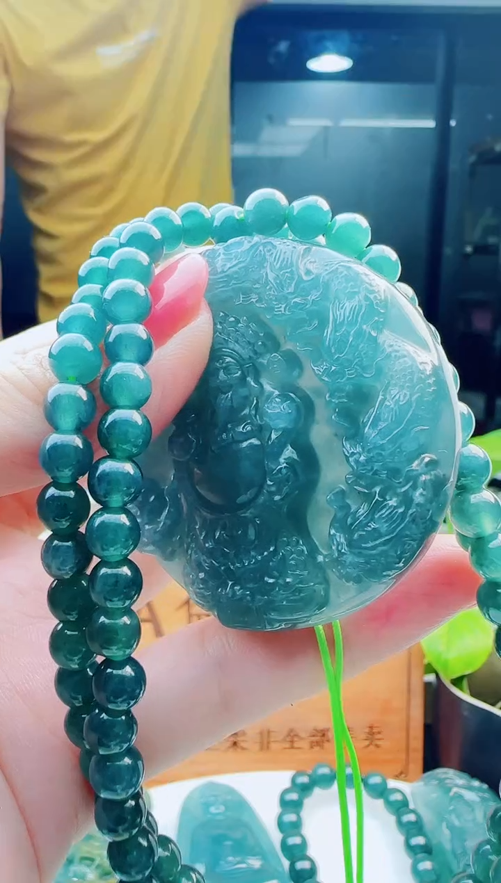 翡翠未镶嵌颈饰多样性发货其中一件