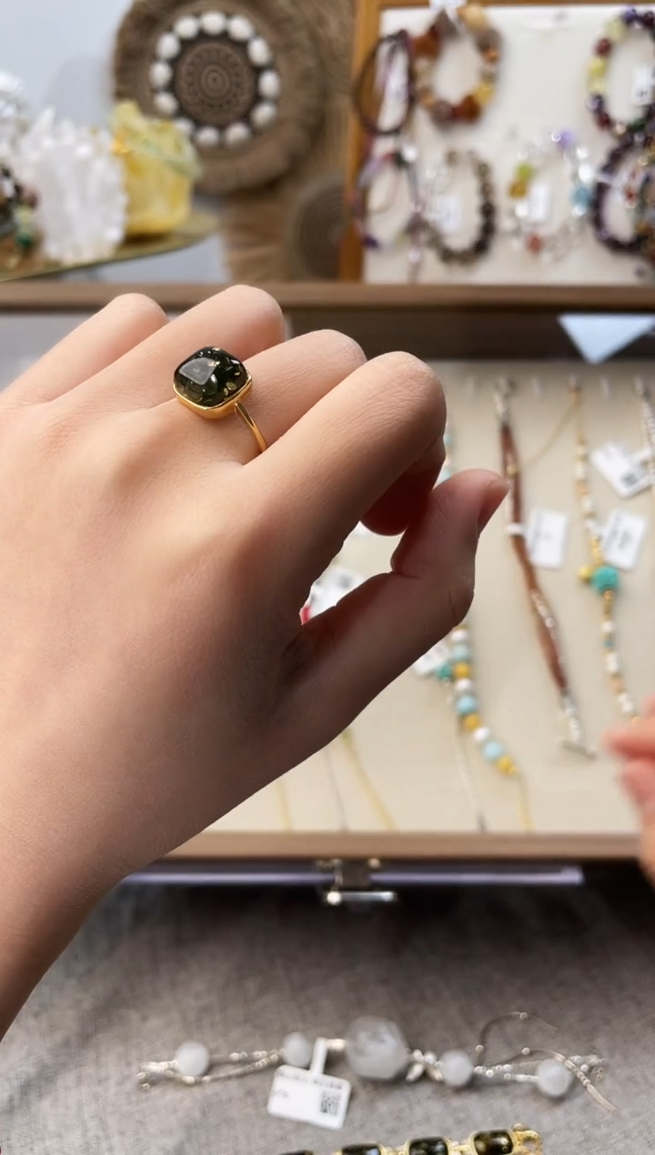 银S925镶嵌琥珀（花珀）戒指。绿花珀戒指