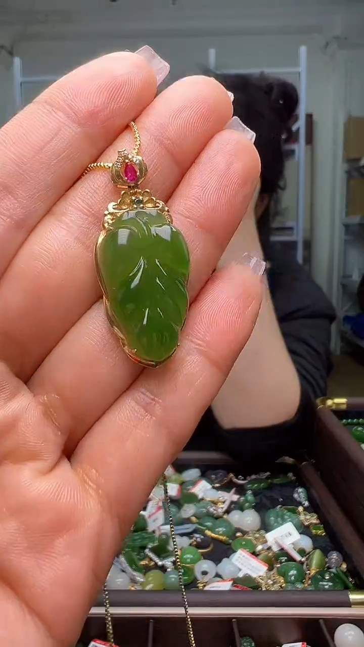 颈饰18K金镶嵌和田玉（多样性发货.发其一)1.04.83