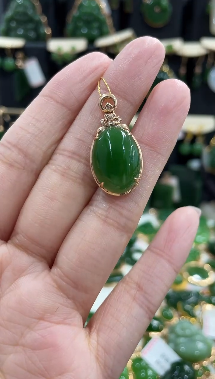 颈饰18K金镶嵌和田玉（碧玉）蛋面