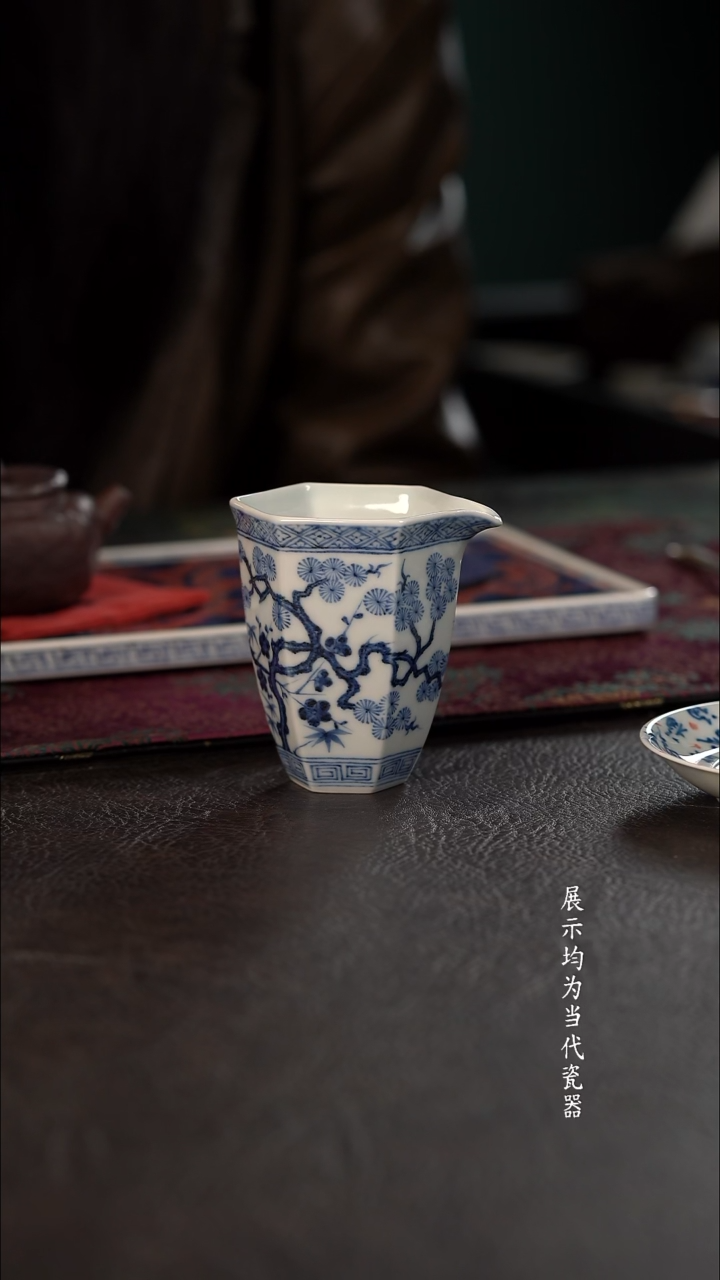 研山琢器青花松竹梅六方公道杯