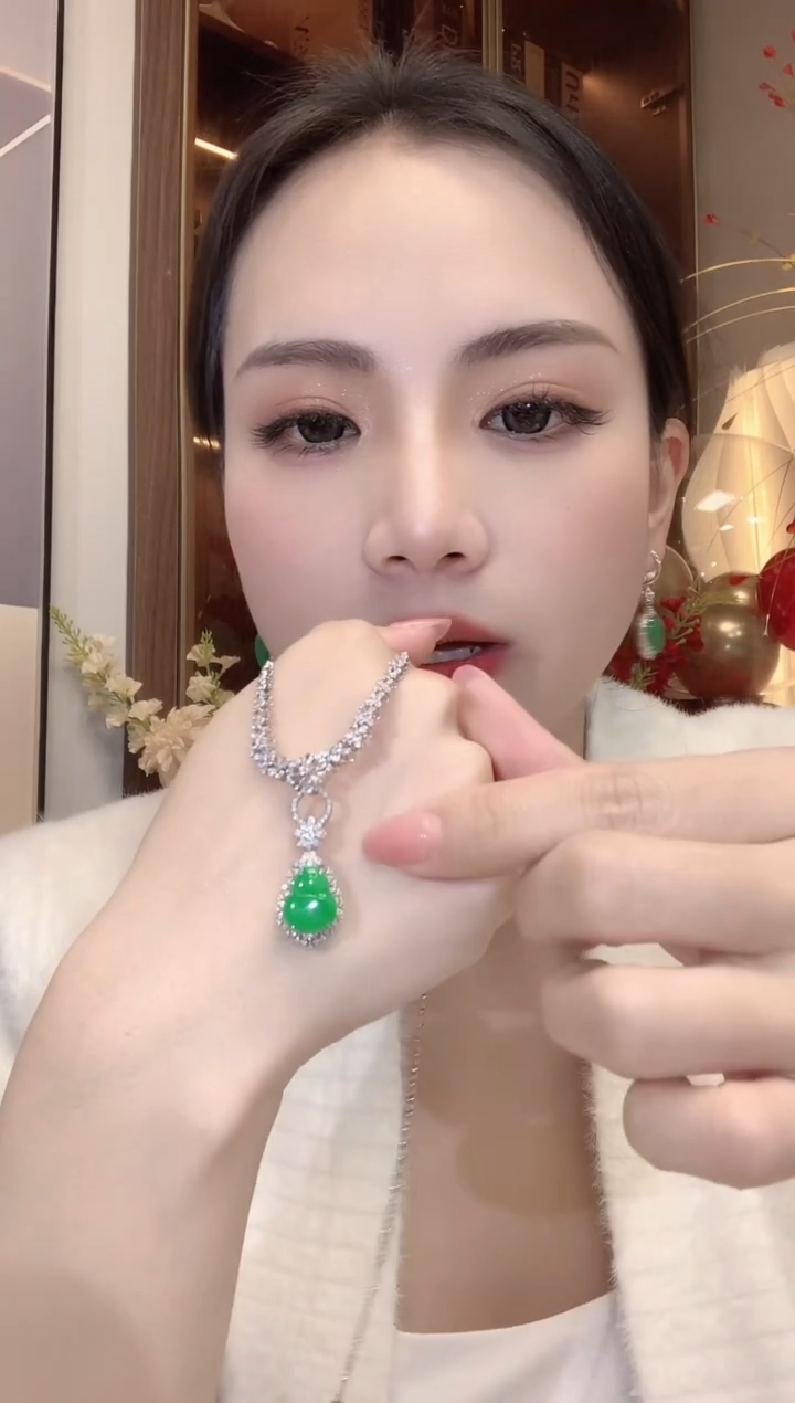 【闪购商品】翡翠吊坠(不含链)18K金镶嵌D36