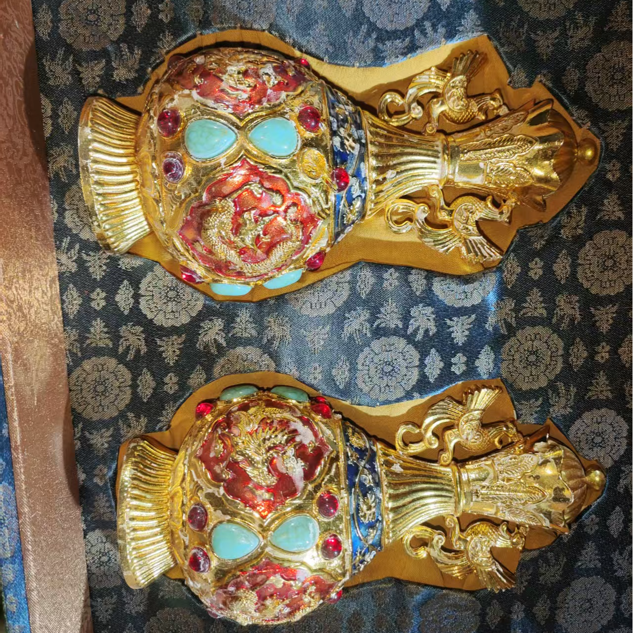 1个对金色红色龙壶摆件链接