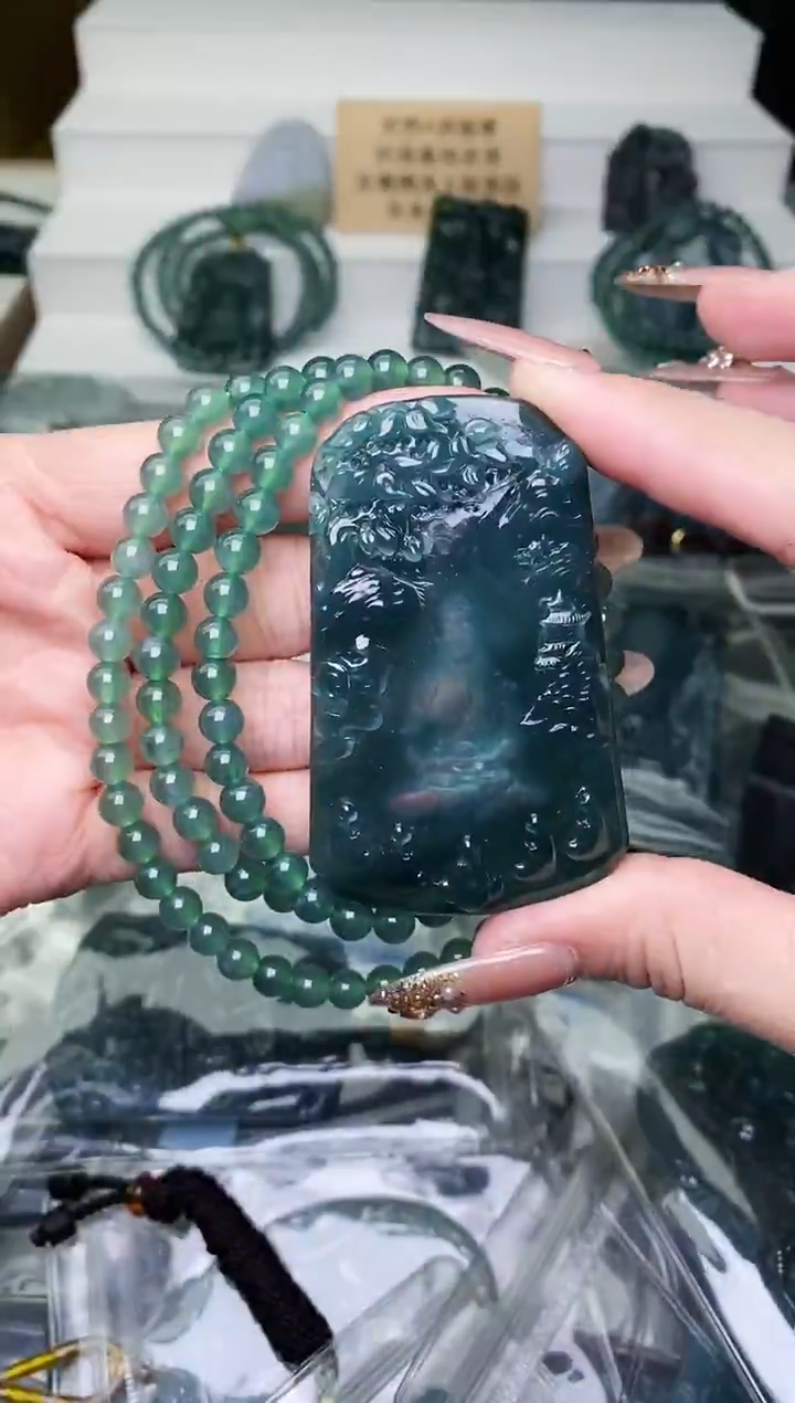 颈饰未镶嵌翡翠 