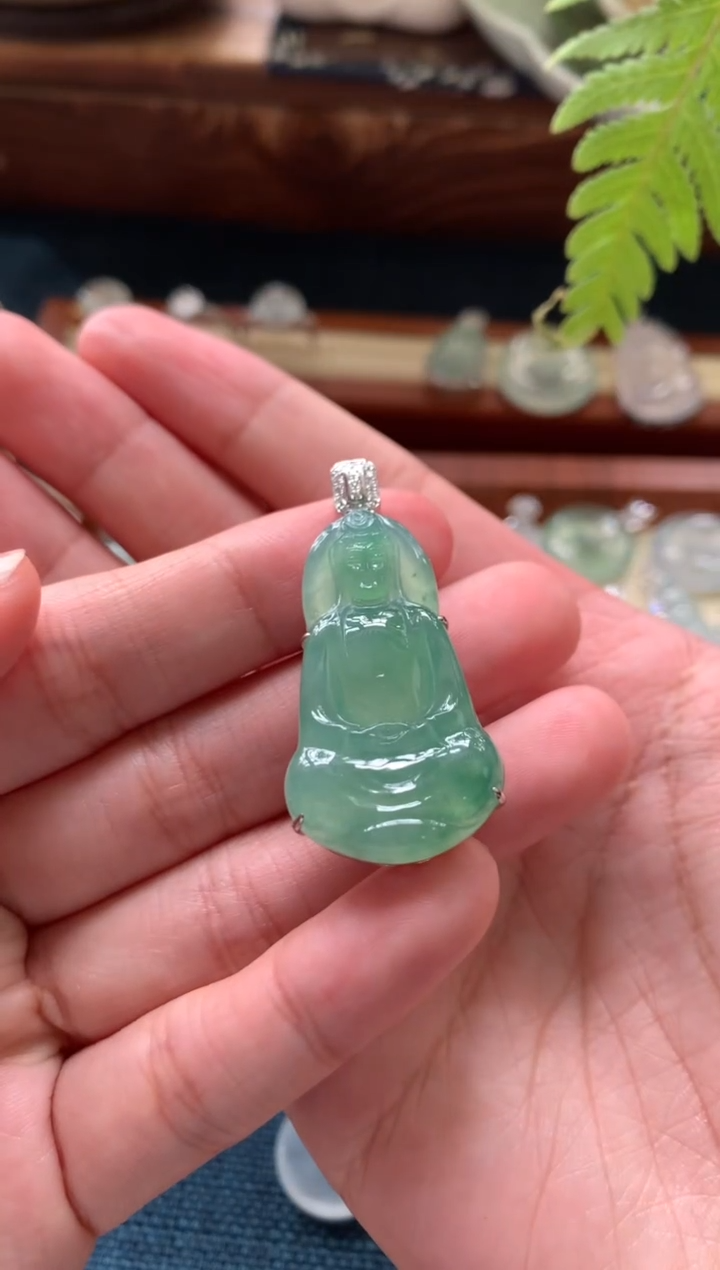 翡翠18K金镶嵌颈饰素衣观音
