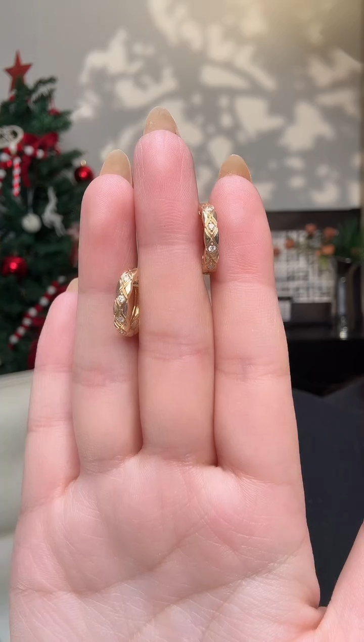 18K金镶嵌实验室培育钻石耳饰@@耳圈黄圆形窄版菱格纹