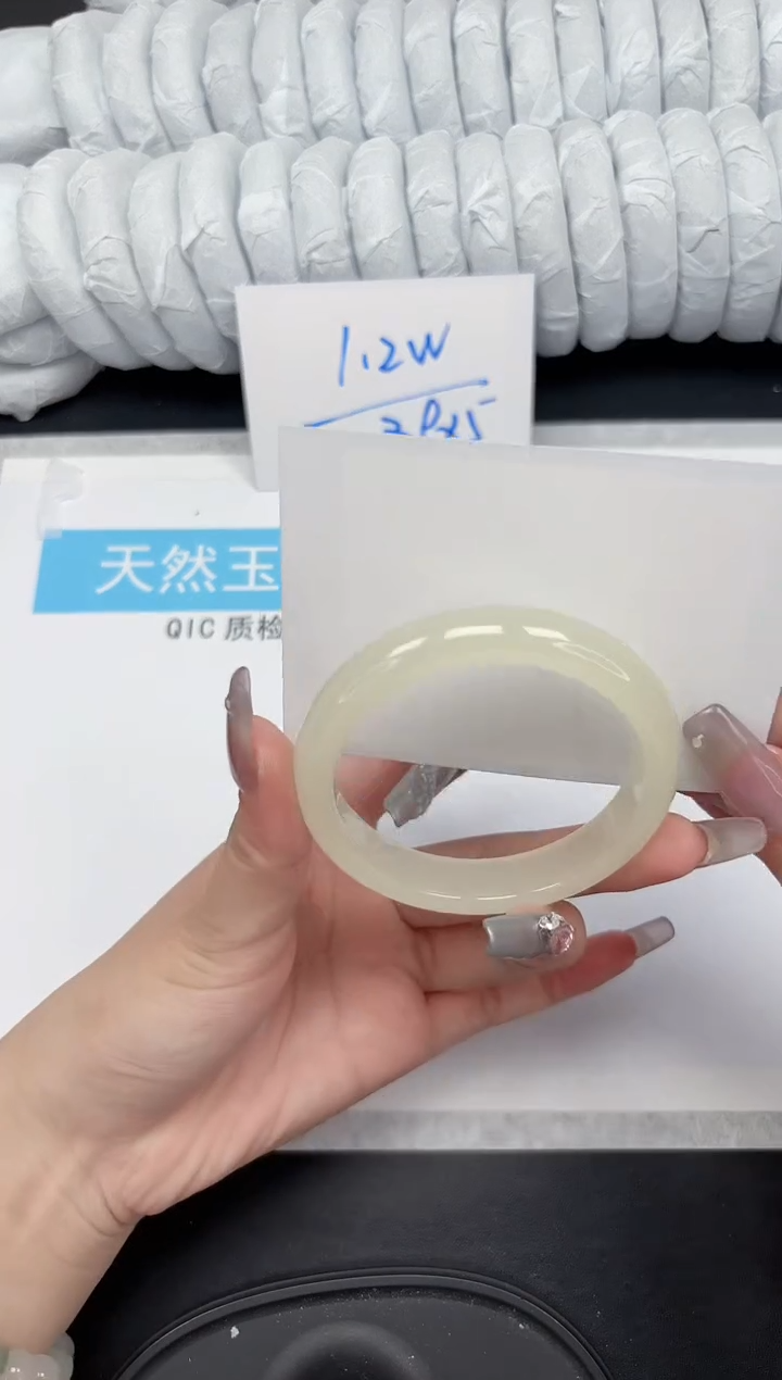 【闪购商品】石英质玉手镯未镶嵌100-56.8