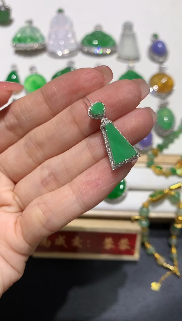 【闪购商品】翡翠吊坠(不含链)18K金镶嵌团购1