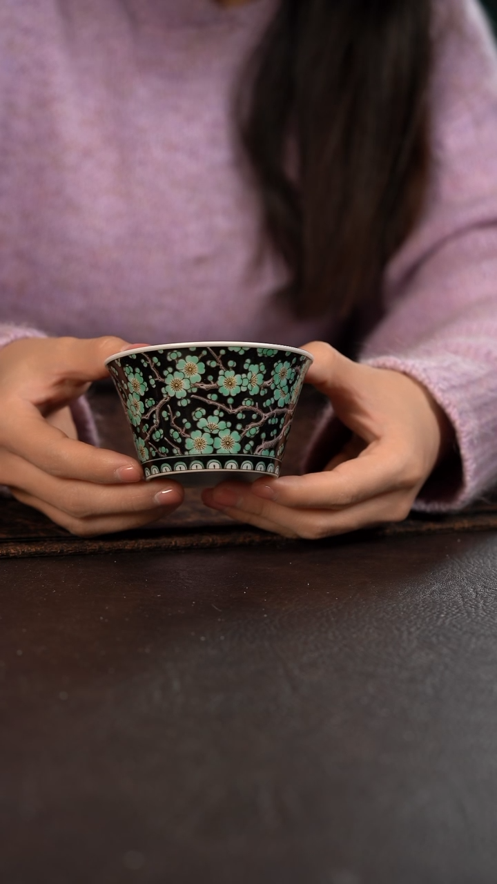 【闪购商品】杯云霞珍藏古彩黑地绿梅马蹄杯