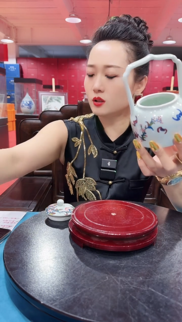 陶瓷绿稀土桃子提梁壶+礼盒