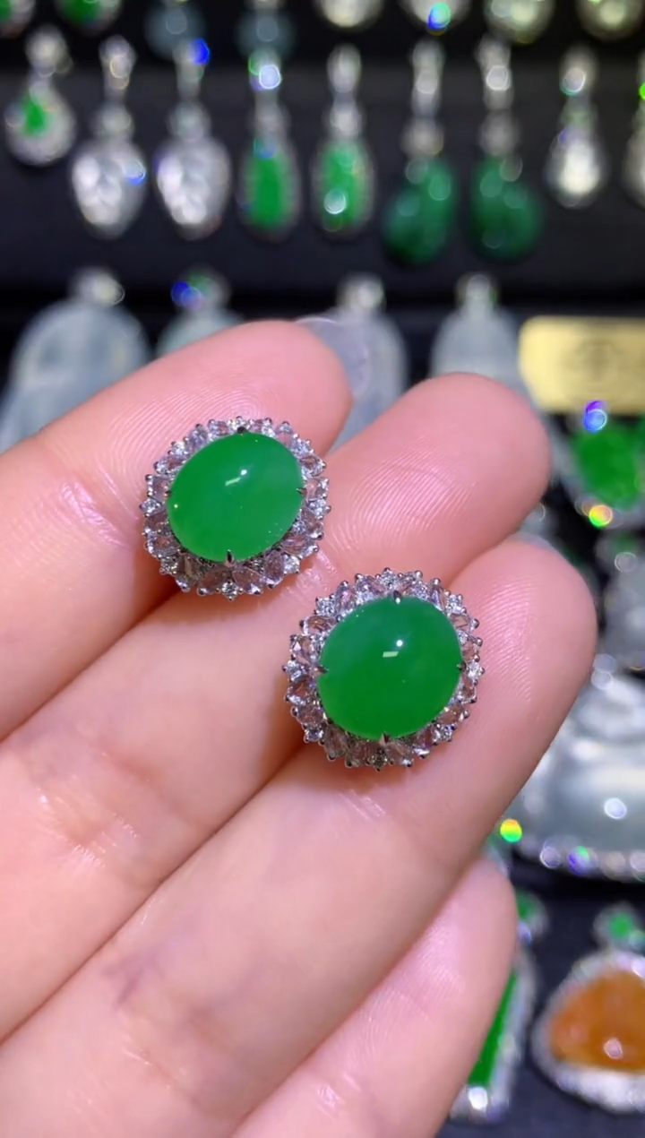 【闪购商品】翡翠耳饰18K金镶嵌高冰满绿大蛋面耳包